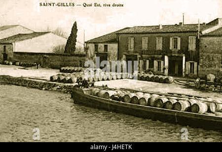 Saint Gilles du Gard, situé en France, est représenté le long de son quai est Rive droite. L'image met en valeur le port et les rives de la ville, mettant en valeur son architecture historique et ses vues panoramiques. Banque D'Images