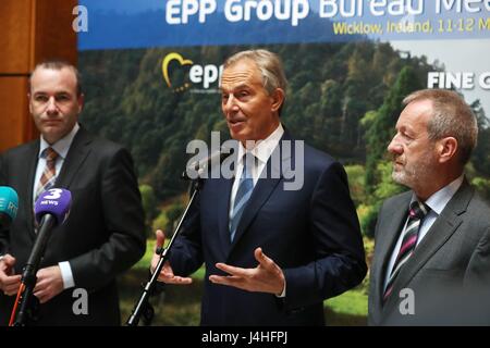 (De gauche à droite), Président du Groupe PPE Manfred Weber, Tony Blair et le Fine Gael's Sean Kelly à un Brexit réunion à Wicklow, Irlande. Banque D'Images