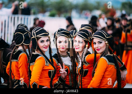 Batumi, Géorgie, l'Adjarie - Mai 26, 2016 : jeunes femmes vêtues de costumes folkloriques traditionnels de danses folkloriques géorgiennes durant la célébration de la Géorgie. Banque D'Images