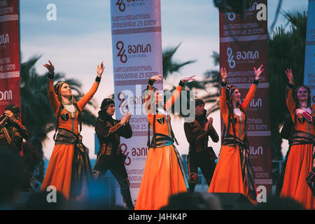 Batumi, Géorgie, l'Adjarie - Mai 26, 2016 : Les gens habillés en costume traditionnel dansant lors de la fête de l'indépendance de la Géorgie 24 Banque D'Images