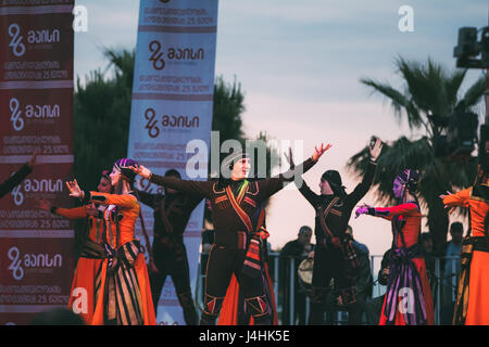 Batumi, Géorgie, l'Adjarie - Mai 26, 2016 : Les gens habillés en costume traditionnel dansant lors de la fête de l'indépendance de la Géorgie 24 Banque D'Images