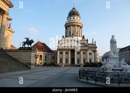 Der Gendarmenmarkt à Berlin Konzerthaus und mit Französischem Dom. Foto : M. C. Hurek | conditions dans le monde entier Banque D'Images