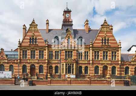 Élévation avant à travers Hathersage Road. Victoria Baths, Manchester, Royaume-Uni. Architecte : Henry :, 1906. Banque D'Images