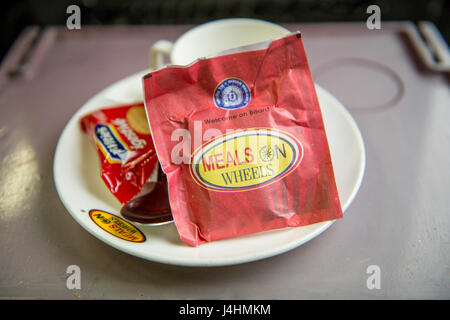 Sachet emballé et snack à bord d'un train à la gare de jonction Ludhiana à Ludhiana, Inde. Banque D'Images