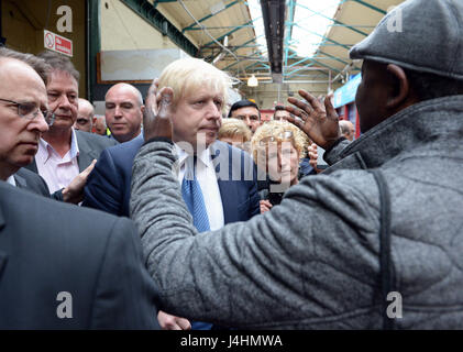 Secrétaire des affaires étrangères Boris Johnson sur la campagne électorale dans la région de Newport, Pays de Galles. Banque D'Images