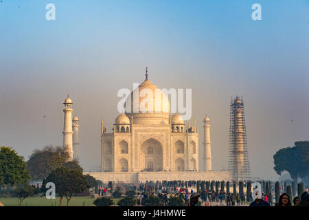 Vue sur le Taj Mahal de l'intérieur du complexe, situé à Agra, en Inde. Banque D'Images