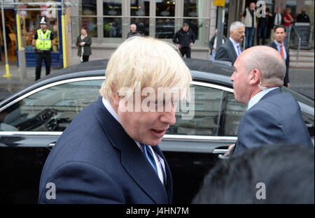 Secrétaire des affaires étrangères Boris Johnson sur la campagne électorale dans la région de Newport, Pays de Galles. Banque D'Images