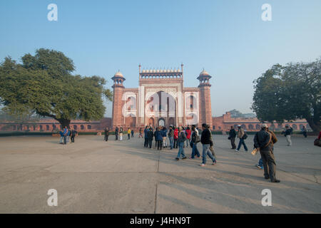 Les touristes à pied autour du complexe Taj Mahal à Agra (Inde), l'entrée. Banque D'Images