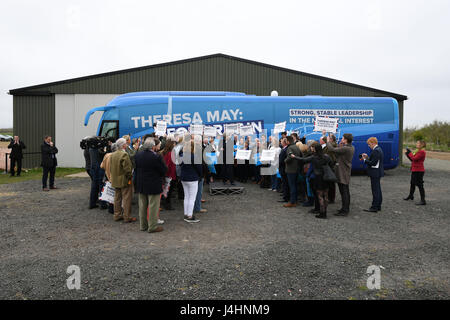 Premier ministre Theresa peut parler devant le parti conservateur bataille bus à un événement de campagne dans la région de North Tyneside. Banque D'Images