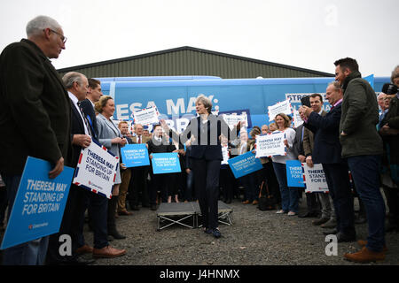 Premier ministre Theresa peut parler devant le parti conservateur bataille bus à un événement de campagne dans la région de North Tyneside. Banque D'Images