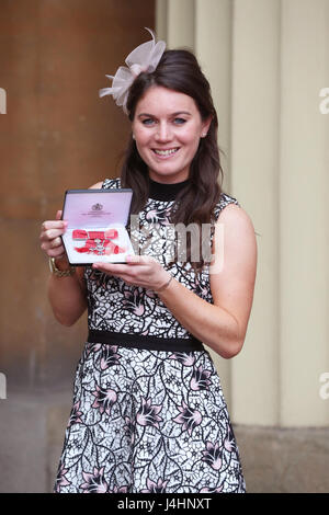 Laura Unsworth après qu'elle a reçu l'ordre de l'EMPIRE BRITANNIQUE par le duc de Cambridge au cours d'une cérémonie à Buckingham Palace, Londres. Banque D'Images