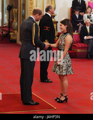 Mlle Laura Unsworth de Londres est fait un MBE (Membre de l'ordre de l'Empire britannique) par le duc de Cambridge, au palais de Buckingham, au cours d'une cérémonie à Buckingham Palace, Londres. Banque D'Images