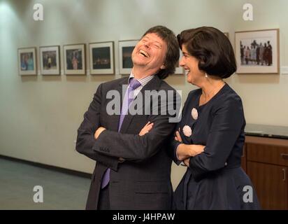 Documentariste Ken Burns et fille de l'ancien président américain Lyndon B. Johnson, Luci Baines Johnson, parler dans la salle verte avant la présentation de la Lady Bird Johnson 2017 Prix de l'environnement à la LBJ Presidential Library, 27 avril 2017 à Austin, Texas. (Photo de Jay Godwin/LBJ Presidential Library par Planetpix) Banque D'Images