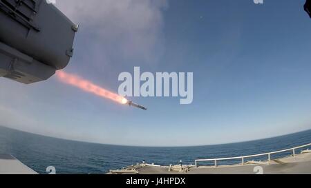 L'indépendance de la NSU-classe littoral lutte contre le USS Jackson tire un missile sur un test SeaRAM drone aérien le 22 avril 2017 dans l'océan Pacifique. (Photo by Fulinara Planetpix /US Navy via) Banque D'Images