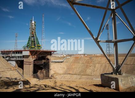 Bras près du bras autour de l'engin spatial Soyouz MS-04 rocket pour sécuriser sa position verticale sur le cosmodrome de Baïkonour Pas de tir en préparation de la Station spatiale internationale de la NASA Lancement de l'Expédition 51, 17 avril 2017 à Baïkonour, au Kazakhstan. (Photo par Aubrey Gemignani /NASA via Planetpix) Banque D'Images