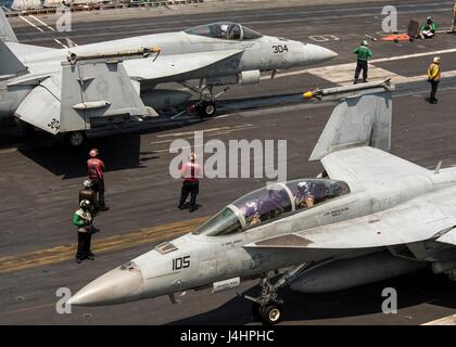 Un USN F/A-18F Super Hornet jet fighter aircraft se prépare à lancer sur le poste de pilotage à bord de la marine américaine de classe Nimitz porte-avions USS Carl Vinson, le 5 mai 2017 dans l'océan Pacifique. (Photo par Matthew Granito/Planetpix via l'US Navy) Banque D'Images