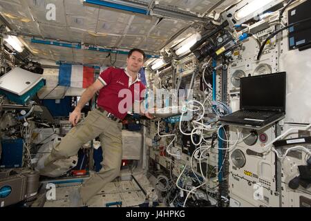 La Station spatiale internationale de la NASA le premier membre de l'équipage Expédition 50 Thomas Pesquet spationaute français de l'Agence Spatiale Européenne travaille à l'intérieur du module laboratoire Columbus de l'ISS le 18 avril 2017, dans l'orbite de la Terre. (Photo de la NASA par Planetpix) Banque D'Images