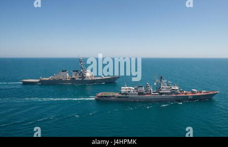 La marine américaine de la classe Arleigh Burke destroyer lance-missiles USS Ross (à gauche) cuit en cours avec la Marine ukrainienne Nerei Menzhiskiy Sahaydachniy Hetman frégate de classe 2 juin 2015 dans la mer Noire. (Photo de Robert S. Price/Planetpix via l'US Navy) Banque D'Images