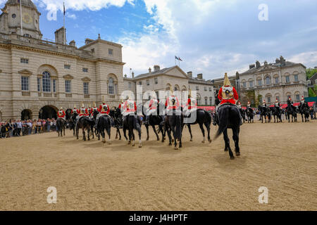 Horseguard's Parade, Londres, Angleterre - 11 mai 2017 : Protections des chevaux laissant Horseguard's Parade. Banque D'Images