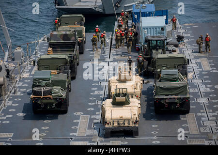 Les Marines américains et les marins de l'USNS Pililaau effectuer le chargement et déchargement de marchandises et de la logistique interarmées au cours de l'exercice au cours de Rive 13 Avril, 2017 à Pohang, en Corée du Sud. L'exercice a pour but de former les membres des États-Unis et de Corée pour soutenir la lutte contre les efforts sur la péninsule coréenne. Banque D'Images