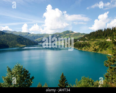 Par Gormet de Roselend, France : le lac du col et de l'église sur le chemin. Banque D'Images