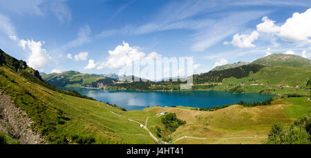 Par Gormet de Roselend, France : le lac du col et de l'église sur le chemin. Banque D'Images