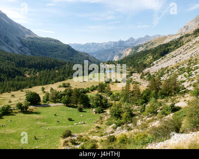 Col de la Cayolle, France : col et les montagnes environnantes Banque D'Images