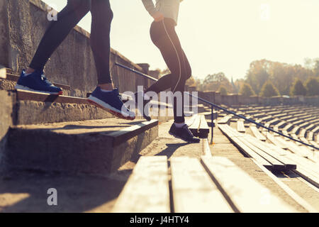 Close up of couple fonctionnant en bas sur stadium Banque D'Images