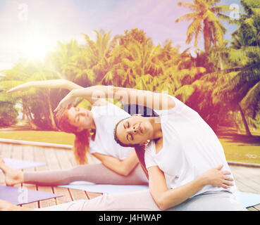 Les femmes qui effectuent des exercices de yoga en plein air Banque D'Images