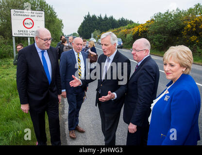 Négociateur en chef de l'UE Brexit Michel Barnier (centre) parler avec Phil Hogan Commissaire européen à l'Agriculture et du Développement Rural (à gauche), chef de la direction de la coopération Irlande Peter Sheridan (2e à gauche), ministre irlandais des affaires étrangères Forgein Charlie Flanagan (2e à droite), et Heather Humphreys TD à la frontière sur la route N53 route entre Co. de Louth et la route N3 en Co. Armagh en Irlande du Nord.. Banque D'Images