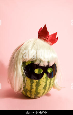 Superwatermelon portant un masque noir sur fond rose Banque D'Images