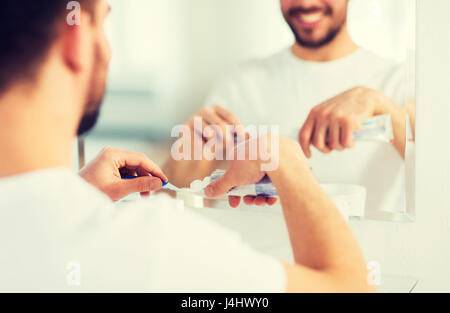 Close up of man squeezing dentifrice sur une brosse à dents Banque D'Images