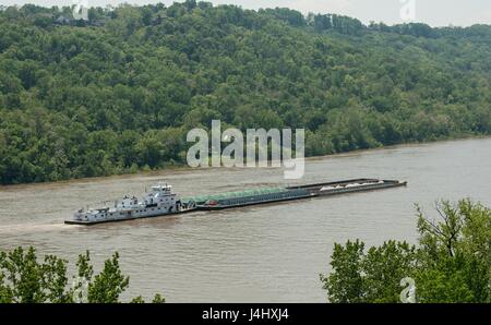 Un remorqueur pousse une barge dans les comptes consolidés et de Grain Terminal Riverside, 10 mai 2017 à Cincinnati, Ohio. Les fermes au soja dans le midwest des États-Unis sont livrés au terminal par camion, d'inspection et d'achat, puis chargé sur des barges pour le voyage sur le fleuve Mississippi à la Nouvelle Orléans et de clients d'outre-mer. Banque D'Images