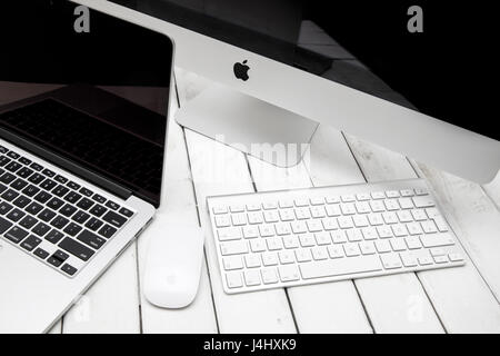 Ordinateur iMac et MacBook ordinateur portable sur la table. Banque D'Images