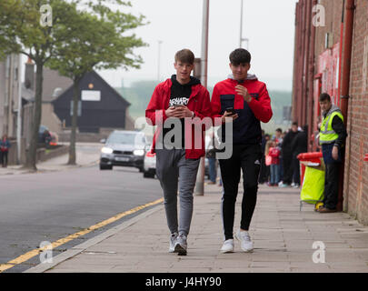 Aberdeen fans arriver avant le Ladbrokes Scottish Premiership match au Pittodrie Stadium, Aberdeen. Banque D'Images