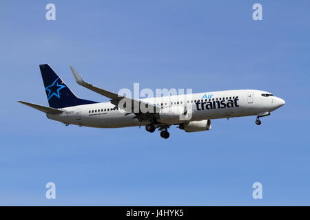 Boeing 737-800 d'Air Transat se prépare à atterrir à Montréal l'aéroport international Pierre Elliott Trudeau Banque D'Images