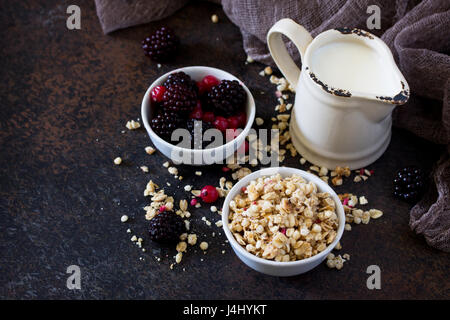 Des ingrédients sains pour le petit déjeuner. Granola fait maison avec des baies fraîches et du yogourt. Banque D'Images