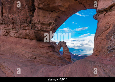 Delicate Arch en Utah's Arches National Park, vue à travers une fenêtre dans la roche Banque D'Images