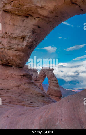 Delicate Arch en Utah's Arches National Park, vue à travers une fenêtre dans la roche Banque D'Images