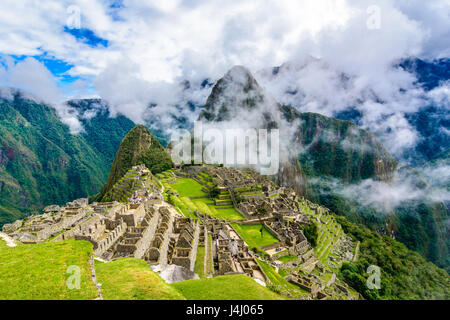 Aperçu de l'agriculture, Machu Picchu terrasses, Wayna Picchu et les montagnes en arrière-plan Banque D'Images