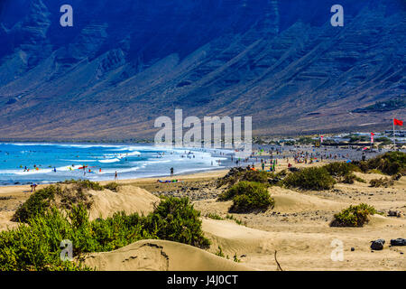 Surfers beach Famara Lanzarote sur a toujours un drapeau rouge. Banque D'Images