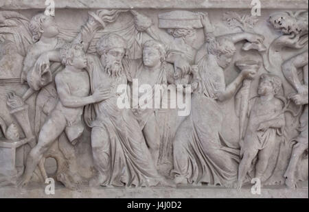 Dionysos ivre soutenu par deux jeunes satyres. Détail de la Roman sarcophage en marbre avec le dionysien scènes de la collection Farnèse sur l'affichage dans le secret du Cabinet (Gabinetto Segreto) dans le Musée Archéologique National de Naples, Campanie, Italie. Banque D'Images