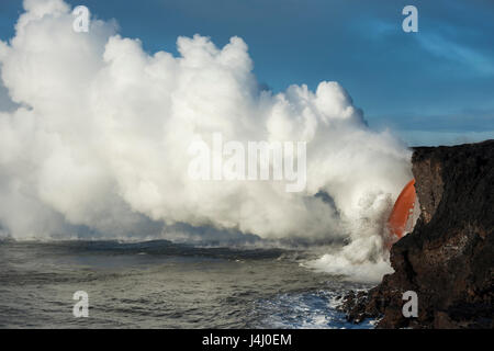 De la lave chaude 61G découlent de Kilauea Volcano entre dans l'océan de l'extrémité ouverte d'un tube de lave à l'entrée de Kamokuna Hawaii Volcanoes National P Banque D'Images