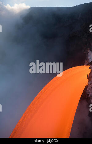 De la lave chaude 61G découlent de Kilauea Volcano se déverse d'une grotte à l'entrée de l'océan Kamokuna à Hawaii Volcanoes National Park, California, USA Banque D'Images