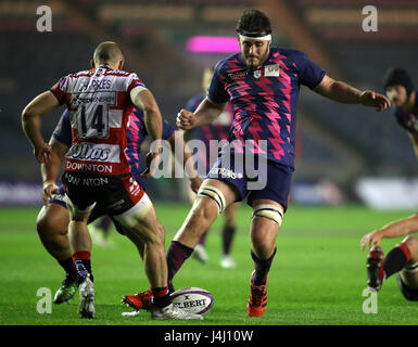 Stade Francais' Gabrillagues Paul (à droite) tente de lancer la balle, au cours de l'European Challenge Cup Finale à Murrayfield, Edinburgh BT. Banque D'Images