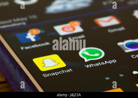 Un gros plan sur un écran de smartphone est concentré sur l'application Snapchat Banque D'Images