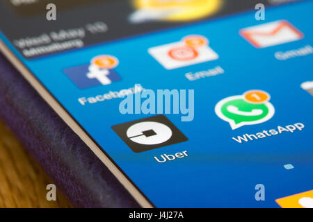 Un gros plan sur un smartphone, l'accent sur l'application Uber Banque D'Images