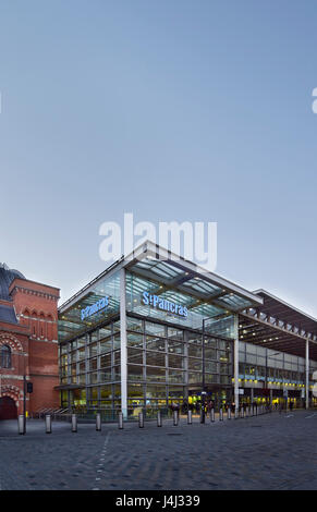 Ancienne et nouvelle gare de St Pancras, Londres. Sur la gauche est William Barlow's Victorian trainshed ; à droite est Norman Foster's new International station Banque D'Images