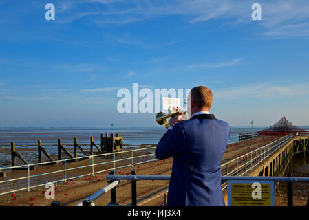 Clairon jouant le dernier message par les coquelicots vague, partie du sang a balayé les terres et les mers de l'installation d'art rouge à Shoeburyness, Pier Barge, Essex Banque D'Images