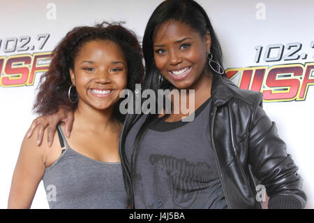 Shar Jackson (r) et sa fille Cassie arrive à la radio KIIS FM Wango Tango 2010 tapis rouge au Staples Center le 15 mai 2010 à Los Angeles, Californie. Banque D'Images